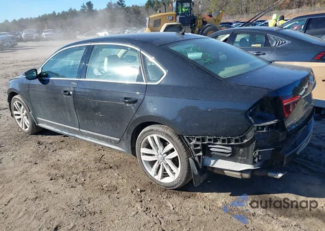 2017 Volkswagen Passat 1.8T Se z USA, uszkodzony, nr VIN 1VWGT7A33HC061647